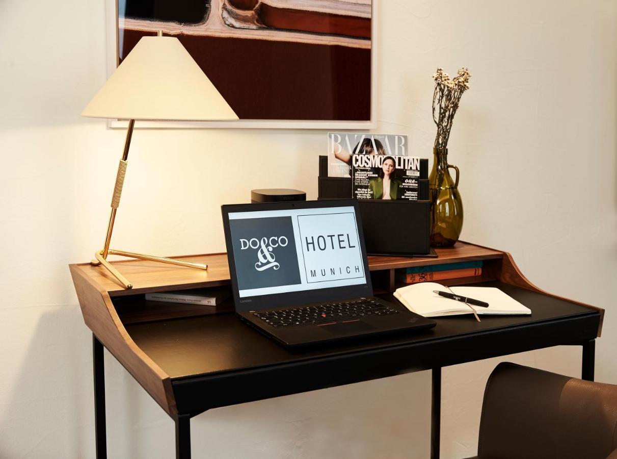 DO&CO Hotel München Exterior foto A writing desk