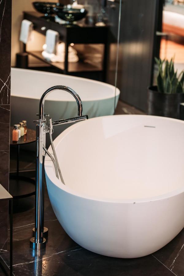 DO&CO Hotel München Exterior foto A freestanding bathtub