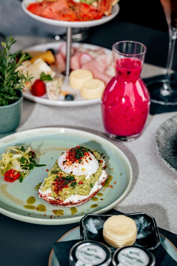 DO&CO Hotel München Exterior foto Avocado and poached egg